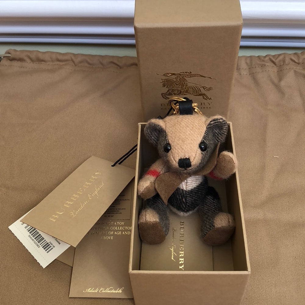 ❤️Burberry key charm 100%authentic and silk❤️